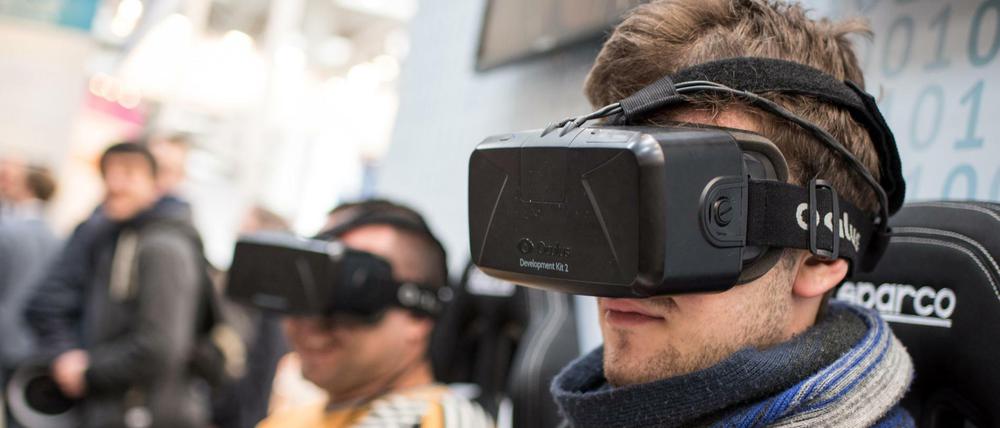 Nett vorm Kopf. Dieser Cebit-Besucher testet Oculus Rift.