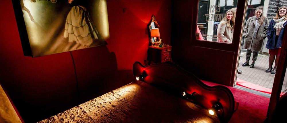 Mehr Licht aufs Rotlicht verspricht sich die Koaliton vom neuen Prostitutionsgesetz. Das Bild zeigt eine aktuelle Ausstellung über Prostitution im 19. Jahrhundert in Amsterdam.
