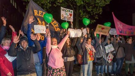 Willkommenskomitee: Flüchtlingshelfer begrüßen Asylbewerber in Berlin-Spandau (Archivbild vom September). 