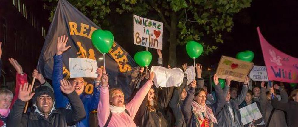Willkommenskomitee: Flüchtlingshelfer begrüßen Asylbewerber in Berlin-Spandau (Archivbild vom September). 