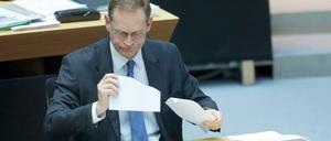 Berlins Regierender Bürgermeister Michael Müller (SPD) muss sich im Parlament verteidigen.