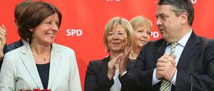 SPD-Chef Sigmar Gabriel und Mitglieder der SPD-Führung am Montag nach der Landtagswahl mit Parteifreundin Malu Dreyer, die in Rheinland-Pfalz ihre Mehrheit verteidigte. Gabriel lobte, "Klarheit" und "Haltung" hätten ihr Erfolg gebracht.