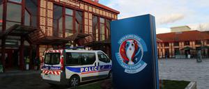 Findet die EM 2016 ohne Zuschauer statt? Ein Polizeiwagen schützt hier ein Stadion in St. Etienne.