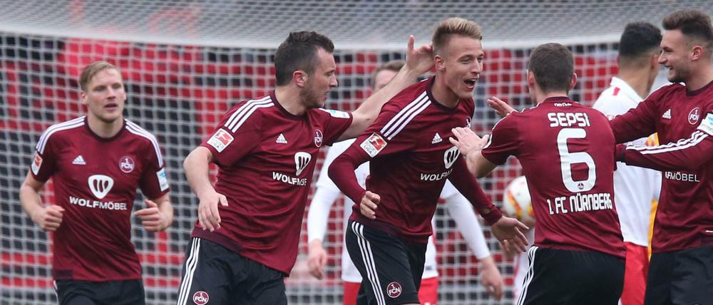 Der Nürnberger Ondrej Petrak (M) jubelt mit seinen Kollegen Even Hovland (l), Danny Blum (r) und Laszlo Sepsi über seinen Treffer zum 1:1.