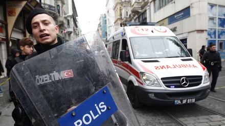 Bei einem Selbstmordanschlag in einer Einkaufsstraße in Istanbul sind mehrere Menschen getötet worden.