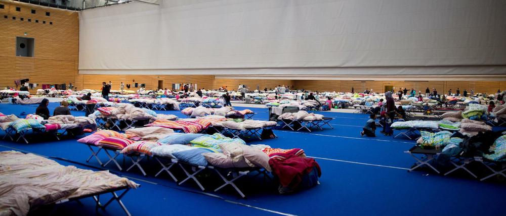 In vielen Turnhallen, die zeitweise als Unterkünfte gebraucht wurden - hier in Berlin-Charlottenburg - kann demnächst wieder Sport stattfinden.
