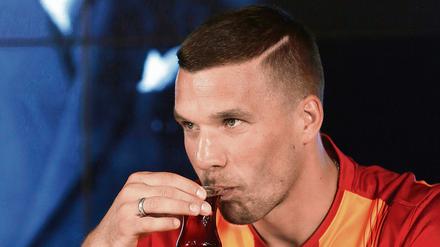 Abwarten und Teetrinken. Lukas Podolski und seine Mannschaft dürfen am Sonntag wegen Terror-Gefahr nicht spielen.