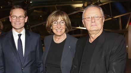 Frank Castorf (r.) Akademie-Präsidentin Jeanine Meerapfel und Berlins Regierender Bürgermeister Michael Müller bei der Verleihung des Großen Kunstpreises Berlin in der Akademie der Künste am Pariser Platz.