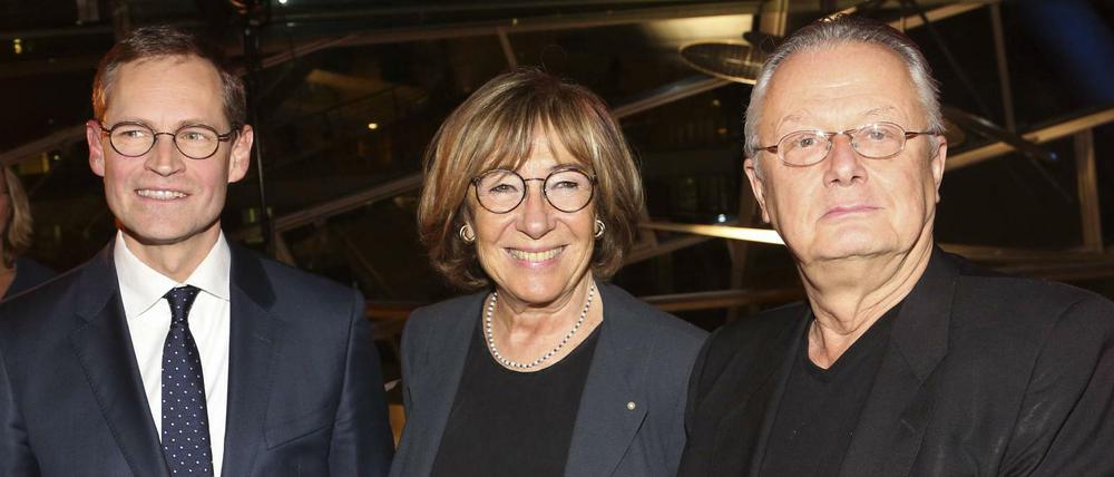 Frank Castorf (r.) Akademie-Präsidentin Jeanine Meerapfel und Berlins Regierender Bürgermeister Michael Müller bei der Verleihung des Großen Kunstpreises Berlin in der Akademie der Künste am Pariser Platz.