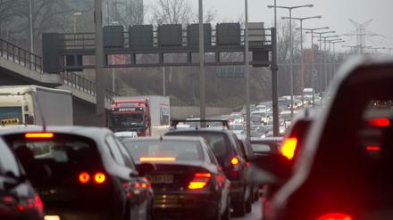 Stau auf der Stadtautobahn in Berlin nahe der Ausfahrt Spandauer Damm.
