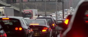 Stau auf der Stadtautobahn in Berlin nahe der Ausfahrt Spandauer Damm.