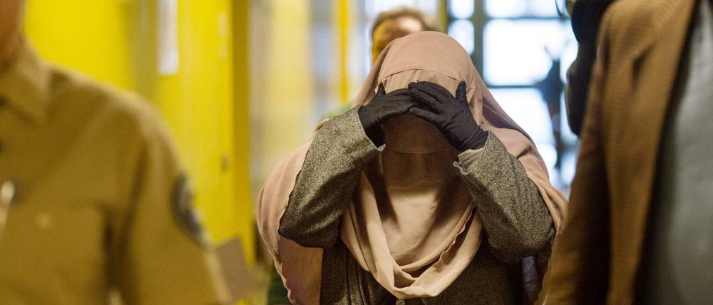 Die Zeugin, zugleich das mutmaßliche Opfer, auf dem Weg zur Berufungsverhandlung vor dem Landgericht. Ihre Aussage half nichts. Der Angeklagte wurde freigesprochen. 