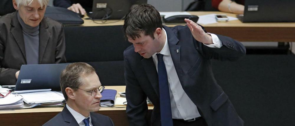 Michael Müller (l, SPD), Regierender Bürgermeister, und sein Staatssekretär Björn Böhning, Chef der Senatskanzlei, sollen ihrem Vertrauten Diwell zu einen Beratervertrag verholfen haben.
