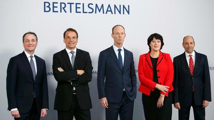Vier Bertelsmänner und eine Frau. Vorstandschef Thomas Rabe (Mitte) mit Immanuel Hermreck (Personal), Markus Dohle (Penguin Random House), Anke Schaeferkordt (RTL) and Fernando Carro Arvato) am Dienstag in Berlin.