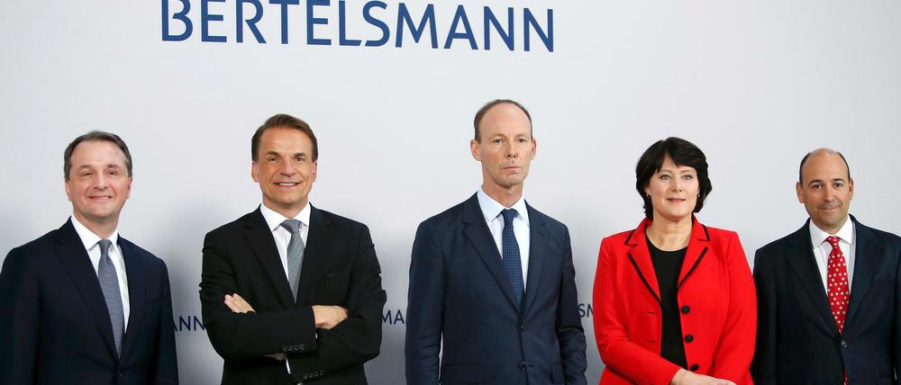 Vier Bertelsmänner und eine Frau. Vorstandschef Thomas Rabe (Mitte) mit Immanuel Hermreck (Personal), Markus Dohle (Penguin Random House), Anke Schaeferkordt (RTL) and Fernando Carro Arvato) am Dienstag in Berlin.