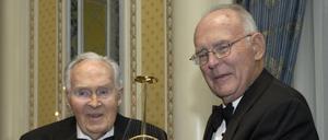 Gordon Moore (rechts), Mitbegründer von Intel, wurde hier bei der Verleihung des "Marconi Society Lifetime Achievement Award" durch Robert Galvin (Chef von Motorola) im November 2005 fotografiert. 