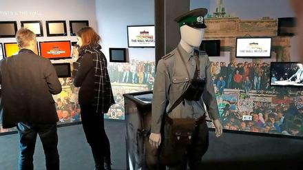 Viele Bildschirme, wenig Exponate: Das neue Mauer-Museum an der East Side Gallery