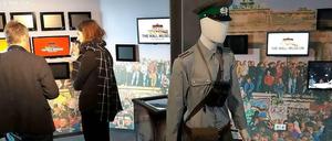 Viele Bildschirme, wenig Exponate: Das neue Mauer-Museum an der East Side Gallery