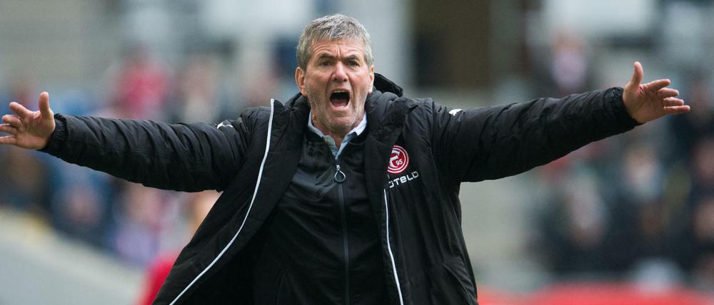 Düsseldorfs Trainer Friedhelm Funkel gestikuliert.