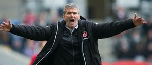 Düsseldorfs Trainer Friedhelm Funkel gestikuliert.