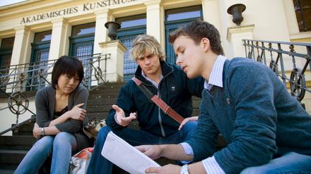 Bildung durch Wissenschaft. Dieses Ziel würde sich besser erreichen lassen, wenn Professoren mehr Zeit zu forschen hätten, meint Ernst-Theodor Rietschel, der frühere Präsident der Leibniz-Gemeinschaft. Das Foto zeigt Studierende der Universität Bonn.