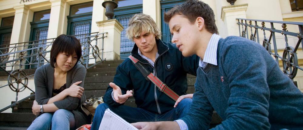 Bildung durch Wissenschaft. Dieses Ziel würde sich besser erreichen lassen, wenn Professoren mehr Zeit zu forschen hätten, meint Ernst-Theodor Rietschel, der frühere Präsident der Leibniz-Gemeinschaft. Das Foto zeigt Studierende der Universität Bonn.