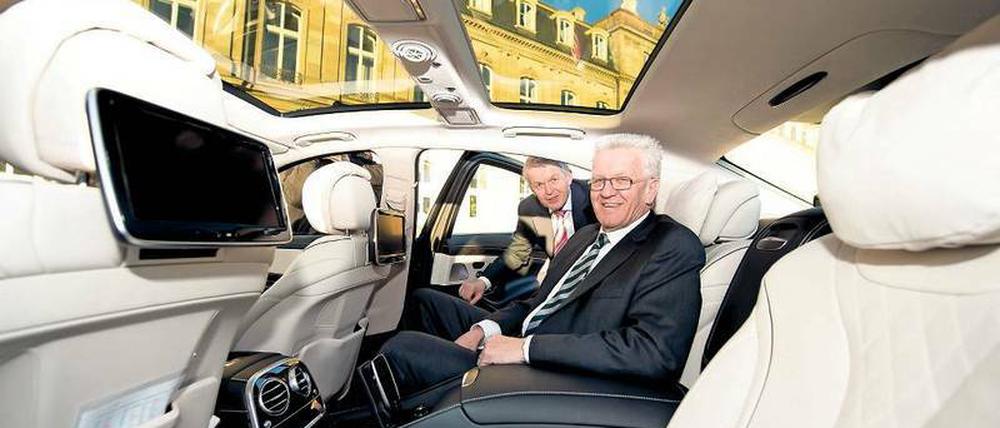 Ein großes Auto ist eine schöne Sache. Das finden nicht nur kleine Jungs, sondern auch grüne Ministerpräsidenten. Vor gut zwei Jahren brachte Mercedes-Forschungsvorstand Thomas Weber (links im Bild), ein neues Modell der S-Klasse auf dem Stuttgarter Schlossplatz vorbei. Und Winfried Kretschmann hatte Spaß mit dem Komfort in seinem neuen Dienstwagen. 