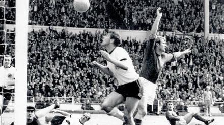 Der Moment nach dem Wembley-Tor im WM-Finale am 30. Juni 1966. Wolfgang Weber (vorn) hat alles genau gesehen.