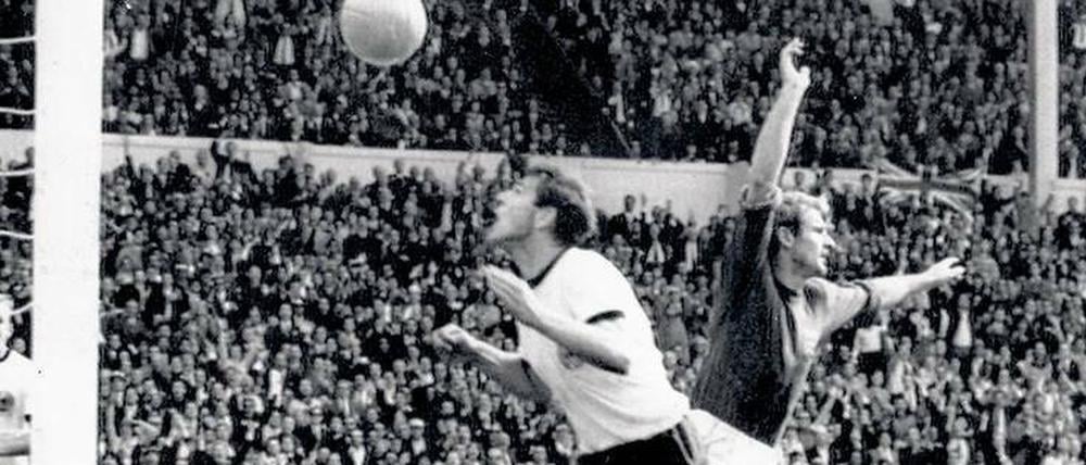 Der Moment nach dem Wembley-Tor im WM-Finale am 30. Juni 1966. Wolfgang Weber (vorn) hat alles genau gesehen.