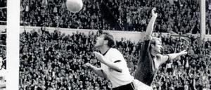 Der Moment nach dem Wembley-Tor im WM-Finale am 30. Juni 1966. Wolfgang Weber (vorn) hat alles genau gesehen.