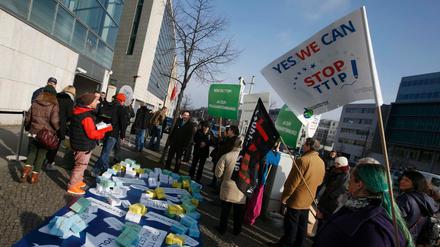 Proteste gegen TTIP wie hier in Berlin gibt es außer in Deutschland vor allem in Österreich und Luxemburg. 
