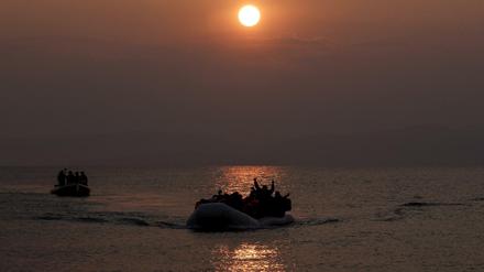 Flüchtlinge landen am Sonntag vor Lesbos an, obwohl ab Sonntag alle zurückgeschickt werden sollen.
