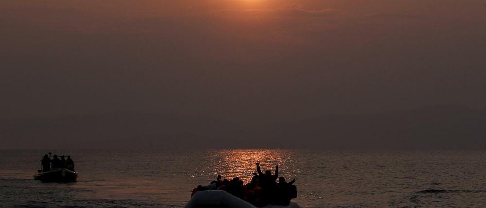 Flüchtlinge landen am Sonntag vor Lesbos an, obwohl ab Sonntag alle zurückgeschickt werden sollen.