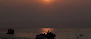 Flüchtlinge landen am Sonntag vor Lesbos an, obwohl ab Sonntag alle zurückgeschickt werden sollen.