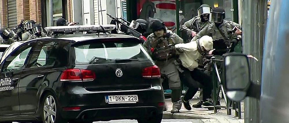 Razzia in Molenbeek. Bei einem Polizeieinsatz am vergangenen Freitag in Brüssel wurde der mutmaßliche Drahtzieher der Anschläge von Paris, Salah Abdeslam, festgenommen.