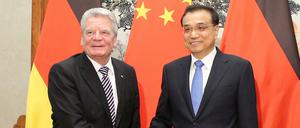 Bundespräsident Joachim Gauck und der chinesische Premier Li Keqiang am Montag in Peking. 