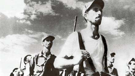 Kubanische Soldaten marschieren gegen die Invasoren aus der Schweinebucht am 18. April 1961. 
