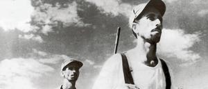 Kubanische Soldaten marschieren gegen die Invasoren aus der Schweinebucht am 18. April 1961.