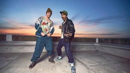 Posen. Die sechsteilige Sitcom „Blockbustaz“ funktioniert, weil Sascha Reimann alias Ferris MC alias Hardy (links) und Eko Fresh alias Sol als Kumpelduo funktionieren. Das alles in einem Problemviertel in Köln, wo sich Prolls, Hartz IV und Rapper mischen. 