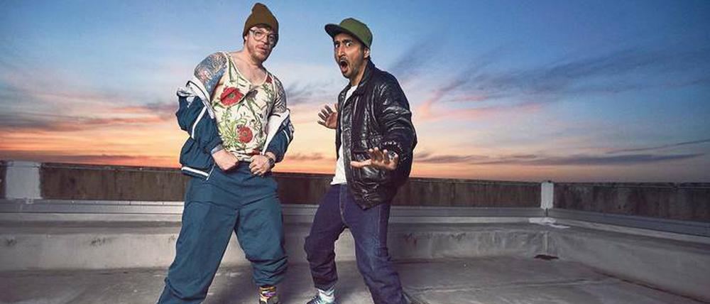 Posen. Die sechsteilige Sitcom „Blockbustaz“ funktioniert, weil Sascha Reimann alias Ferris MC alias Hardy (links) und Eko Fresh alias Sol als Kumpelduo funktionieren. Das alles in einem Problemviertel in Köln, wo sich Prolls, Hartz IV und Rapper mischen. 
