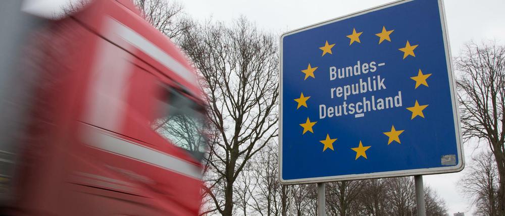 Die tschechische Polizei stoppte den Lkw vor der deutschen Grenze.
