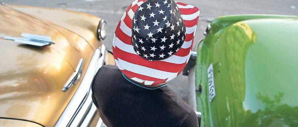 Stars and Stripes sind derzeit in Kubas Hauptstadt Havanna häufig zu sehen. Die alten Straßenkreuzer gehören dagegen schon lange zum Stadtbild.