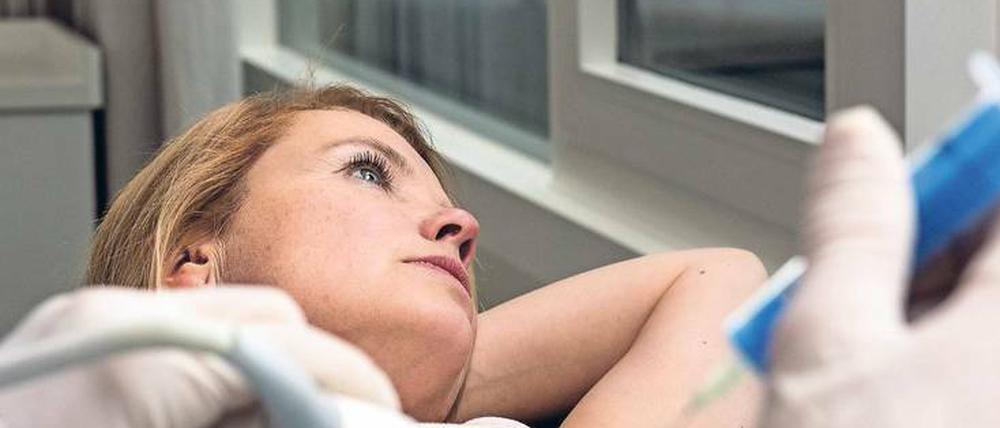 Abtreiben oder nicht? Annette Winterhoff (Annette Frier) erfährt im sechsten Schwangerschaftsmonat, dass der Fötus krank ist.