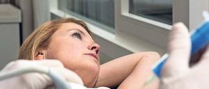 Abtreiben oder nicht? Annette Winterhoff (Annette Frier) erfährt im sechsten Schwangerschaftsmonat, dass der Fötus krank ist.