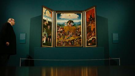 Triptychon mit Himmel und Hölle. Hieronymus Boschs Gemälde "Der Heuwagen", ausgestellt im Kloster El Escorial bei Madrid aus Anlass des 500. Todestags des Künstlers im Jahr 2016.