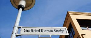 Das Straßenschild muss wohl bald ausgetauscht werden: Der Namensstifter hieß anders. 