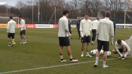 Die Nationalmannschaft trainiert am Dienstagabend im Amateurstadion. Die Ereignisse des Tages sind dabei ständig präsent.