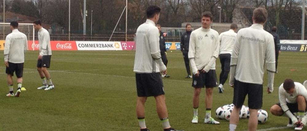 Die Nationalmannschaft trainiert am Dienstagabend im Amateurstadion. Die Ereignisse des Tages sind dabei ständig präsent.