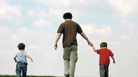 Kostbare Zeit mit Papa. Im Streit um das Sorgerecht unterliegen viele Männer. Wie es einer Frau gelingt, einem Vater sein Kind vorzuenthalten, zeigt die Doku „Vaterlandschaften“ von Peter Kees. 
