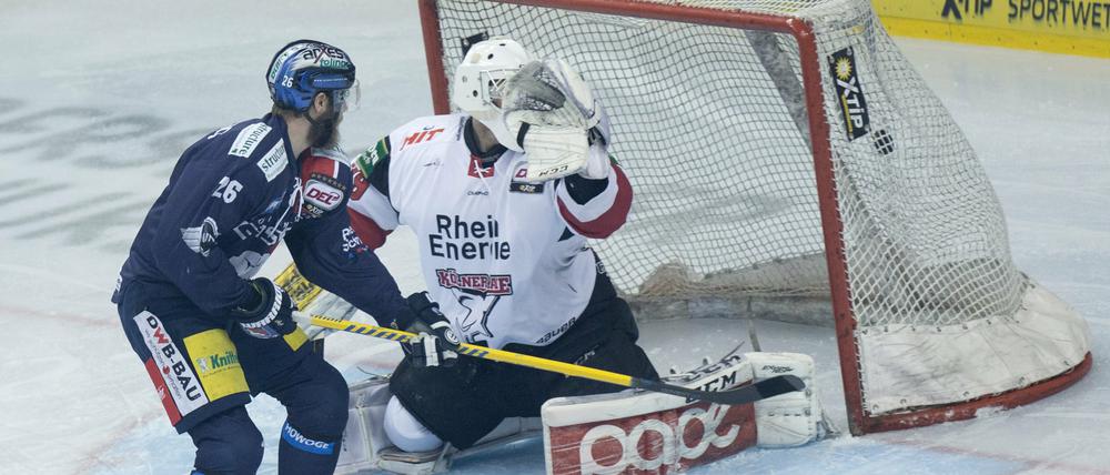 Bärtig, bärig. Florian Busch (links) trifft zum frühen 1:0.